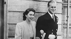Un livre intéressant, plutôt bien documenté mais qui demeure assez lisse, sans doute en raison des états de service de l'auteur au sein de magazines people. Les Premieres Rencontres Du Prince Philip Et D Elizabeth Lorsqu Ils Etaient Enfants