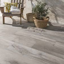Carrelage Sol Gris Effet Bois Heritage L 20 X L 80 Cm Leroy Merlin Carrelage Exterieur Carrelage Terrasse Carrelage Imitation Bois Exterieur