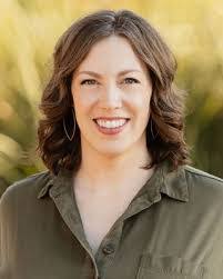 Kim Chaves's Instagram, Twitter & Facebook