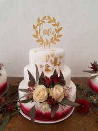 Hochzeitstorte Mit Fondant Herbsthochzeit Winterhochzeit Bordeaux Rot Gold Blattgold Weddingcake Hochzeitstorte Herbsthochzeit Hochzeitstorte Rot