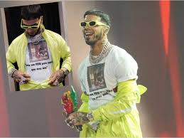 Anuel AA despechado: Aparece con un polo de Karol G con el siguiente  mensaje: Estas con Feid; pero sabes que eres mía | ESPECTACULOS | TROME.COM