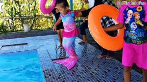 Di tambah lagi dengan bola plastik dan ban renang, kegiatan berenang anak akan lebih menyenangkan. Mainan Anak Balita Belajar Berenang Di Kolam Renang Fun Kids Learn Swimming Underwater Swimming Pool Youtube