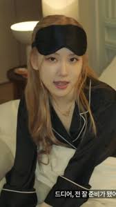 ROSÉ IG Story] “Wisdom tooth why is your name... so... pretty...? (In  Korean wisdom tooth is called love tooth)” “It's not that swollen yet he”  she's so random🤗😂 . . . . #