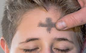 An aschermittwoch wird die fastenzeit traditionell mit dem brauch des sauren heringsessens das aschenkreuz, das katholiken am aschermittwoch auf die stirn gezeichnet wird, symbolisiert die. Aschermittwoch Heute Beginnt Die 40 Tagige Fastenzeit Aschenkreuz