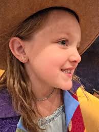 My Dolly loving little girl. We went to Dollys Musical in Nashville and it  was absolutely amazing. 10/10 recommend! 🦋💙💛🩷❤️