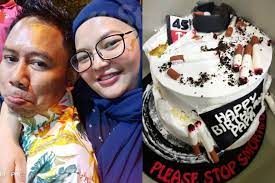 Walaupun kek ini nampak simple, namun ia kelihatan sangat cantik dan kemas. Berbulan Rancang Nak Surprise Suami Isteri Dapat Kejutan Terlebih Dahulu Kek Birthday Terbelah Di Tangan Runner Tak Jujur Kenapalah Dia Tak Fikir Viral Mstar