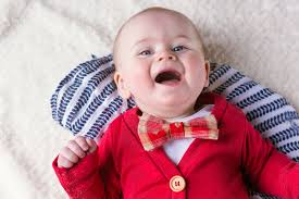 Baby Valentijn strikje. Valentijnsoutfit voor babyjongen. Rood hart  vlinderdas. Dappere heer. Vest bodysuit. Gemêleerd rood. Foto-outfit.
