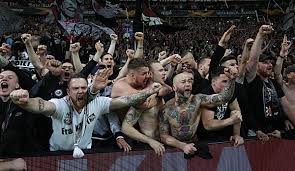 Seit 2010 machen wir nun schon dieses projekt. Eintracht Frankfurt Fans Montieren Wahrend El Triumph Sitzschalen Ab