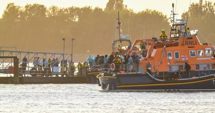Migrants brought ashore in Hampshire after 140 rescued | Daily Echo