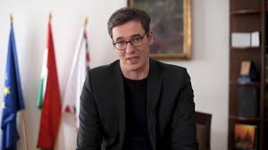 Megkapja a neki járó pénzt a kukaholdingtól budapest, jelentette be karácsony gergely az első budapest.komm nevű tájékoztatón. Kiderult Karacsony Gergely Kerte Az Uj Koronavirus Intezkedest Portfolio Hu