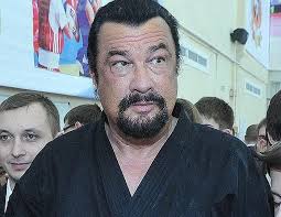 Steven seagal talks to reelz channel hollywood dailies show about his successful career. Stiven Sigal Kupil Dom V Podmoskovnoj Derevne