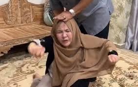 Selepas wardina safiyyah, ibu kepada usahawan kosmetik datuk seri aliff syukri kamarzaman, rozita ibrahim menegur anaknya itu susulan tindakannya memuatnaik video tarian yang dianggap keterlaluan dan menjijikan. Kerana Dengki Ibu Aliff Syukri Disihir