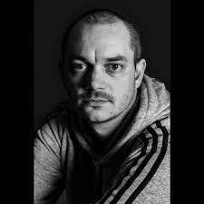 Le designer japonais Kenji Abe a conçu un design de bouteille qui se plante  dans le sable pour “sublimer l'expérience de boire une bière face à la mer”  Plus d'infos : creapills.link/18e376