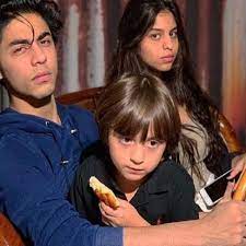Srk's son abram khan birthday celebration with sister suhana khan & aryan khan. Shah Rukh Khan S Son Abram Learns Boxing Proud Mom Gauri Khan Shares Pic Of Her Little Mike Tyson