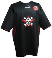 El fortuna düsseldorf de alemania presentó una camiseta especial junto a la banda die toten hosen. Fortuna Dusseldorf 1895 Die Toten Hosen Setzen Engagement Fort Im Jugendbereich Und Bei Der Zwoten