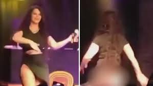 Sahnede dans ederken eteği açılan Nezin iç çamaşırı gözüktü