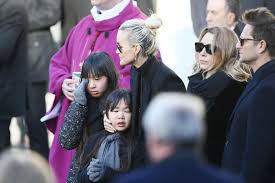 We did not find results for: Video Hommage A Johnny L Emotion De Laeticia Et Ses Filles Devant L Eglise