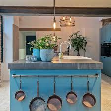 sfeervolle landelijke blauw turquoise keuken en toch modern keukenstudio carmen uit schimmert realiseert prachtige kleurrijke landelijke keuken klik voor all