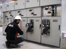 Sono costituite dall'insieme delle apparecchiature, atte alla trasformazione della tensione fornita dalla rete di distribuzione a media tensione, ai valori di tensione per l'alimentazione delle linee in bassa tensione. Manutenzione Cabine Elettriche Iei Brescia
