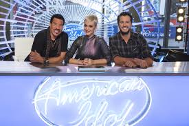 Il s'agit de l'adaptation de l'émission britannique pop idol, adaptée en france sous le titre nouvelle star. American Idol All The Celebs Who Were Judges Gallery Wonderwall Com