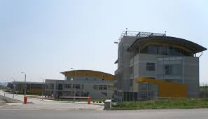 Săli de conferințe dotate multimedia și cu accesoriile specifice conexe, cu o capacitate între 110 și 360 locuri și cu posibilitatea organizării de evenimente simultane Centrul De Afaceri Èi ExpoziÈii BacÄu Ssab Ag