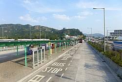 Jun 18, 2021 · 【on.cc東網專訊】屯門公路發生交通意外。今午(18日)5時許，一名姓鄭(34歲)男子駕駛私家車，沿上址往屯門方向行駛，至近巴士轉乘站時，懷疑因左車尾胎出現損壞，鄭男將車駛至路肩位置，並落車打算使用千斤頂企圖唧起車輛維修。 å±¯é—¨å…¬è·¯ Wikiwand
