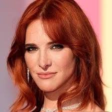 Help! Someone better at photoshop than I am, please share a picture of  Shadowheart with red hair. A character in a book im reading is described  kinda like her but with red