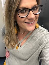 Hanging in the ears today. It's pretty sunny so far this morning in my part  of maryland. So I'm gonna wear a pair that is good for the light and good  for