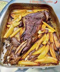 A dispetto dell'animale, non proprio amato, la carne di cinghiale racchiude un sapore molto particolare e molto apprezzato. Spalla Di Cinghiale Arrosto Con Contorno Di Patate Silane