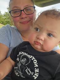 Please can someone make this steady I don't know what happened to my phone  camera but gutted first time iv managed to drag the teens in a photo for  years would appreciate