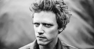 Douglas Firs omarmt het geluk op 'Happy Pt. 2': “Je eigen verhaal is  ondergeschikt aan de song”