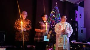 Warga katolik indonesia yang berada di luar negeri (diaspora), mengawali perdamaian dunia dengan mengadakan perayaan natal 2020 secara virtual. Merajut Kebinekaan Umat Katolik Kristen Rayakan Natal Undang Tokoh Lintas Agama