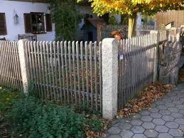 Halbrunde Latten Und Granitsaulen Zaun Garten Garten Zaun Ideen Zaun