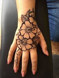 Ukiran inai tangan simple gambar diatas merupakan gambar henna dengan motif bunga yang desainnya sangat cantik sekali. 610 Inai Ideas Lingkaran Bunga Reka Bentuk Mehndi