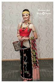 Pakaian tradisional lelaki iban terbahagi kepada dua iaitu kain sirat dan dandong. Pakaian Tradisional Kaum Iban Perempuan