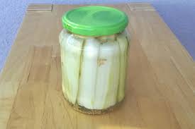 Wenn Die Gurken Im Garten Immer Grosser Werden Dann Versuchen Sie Die Pikant Eingelegten Gurken Nach Omas Rezept Eingelegte Gurken Omas Rezepte Gurke
