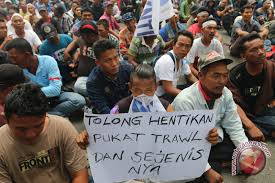 Intinya trawl atau pukat harimau merupakan cara menangkap ikan dengan menggunakan jaring sangat besar. Nelayan Diingatkan Tinggalkan Pukat Harimau Antara News