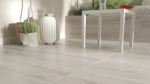 Gresie De Tip Parchet Care Este Usor De Intretinut Are Un Aspect Placut Si Este Ideala Pentru Locuintele Cu Mult Trafic Insa Pe Langa Home Decor Decor Home