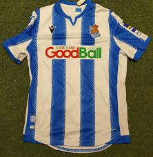 Die streifen, die auch auf den ärmeln des trikots zu sehen sind, sind mit einem diagonalen grafikeffekt gestaltet. Real Sociedad Home Fussball Trikots 2019 2020 Sponsored By Goodball