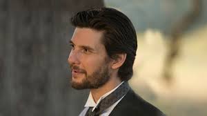 Se quedó huérfana después de la guerra y lo único que tiene en el mundo. Ben Barnes Completa El Reparto De La Fantastica Sombra Y Hueso De Netflix Zonared