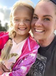 Ellen Maclean's Instagram, Twitter & Facebook