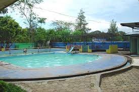 Prasasti anjuk ladang bersama seorang model. Nganjuk Tourism Anjuk Ladang Park