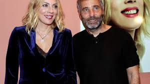 Η σμαράγδα καρύδη ήταν καλεσμένη στην εκπομπή με αφορμή τον πρωταγωνιστικό της ρόλο στην παράσταση «οι μάγισσες της σμύρνης». H Smaragda Karydh Kai O 8odwrhs A8eridhs 3ekinhsan Tis Kalokairines Toys Celebrities Eidhseis Yupiii Gr