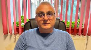 FOTO Gardul terenului de sport din curtea școlii din Mihai Viteazu a fost  reparat. Viceprimarul Adrian Costache: „Era foarte degradat și reprezenta  un pericol de accidentare pentru elevi”