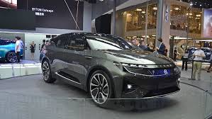 In modern clothing and fashion design, a button is a small fastener, now most commonly made of plastic but also may be made of metal, wood, or seashell. K Byte Concept Byton Zeigt Chinas Autozukunft N Tv De
