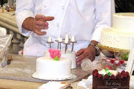 Thomas Grauke Of Moonside Bakery Demonstrates How To Decorate A Wedding Cake At The Food Fair In Half Moon Bay Food Food Fair Bakery
