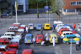 50 jaar renault 4 en 20 jaar r4club naderland opstellen voor de foto foto