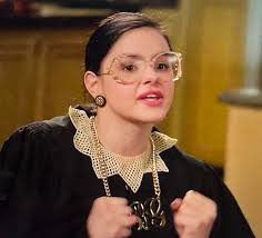 Alguien sabe qué marca/modelo de lentes usa Alex en el episodio 5 de la  temporada 10 para su disfraz de Halloween? : r/Modern_Family