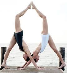 Crissy Kimmy Kimberly Hise Cristen Barker Chin Twins Garance Dore Partneryoga Partner Yoga Poses Yoga Poses Advanced Partner Yoga