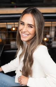 Mindy Gee's Instagram, Twitter & Facebook